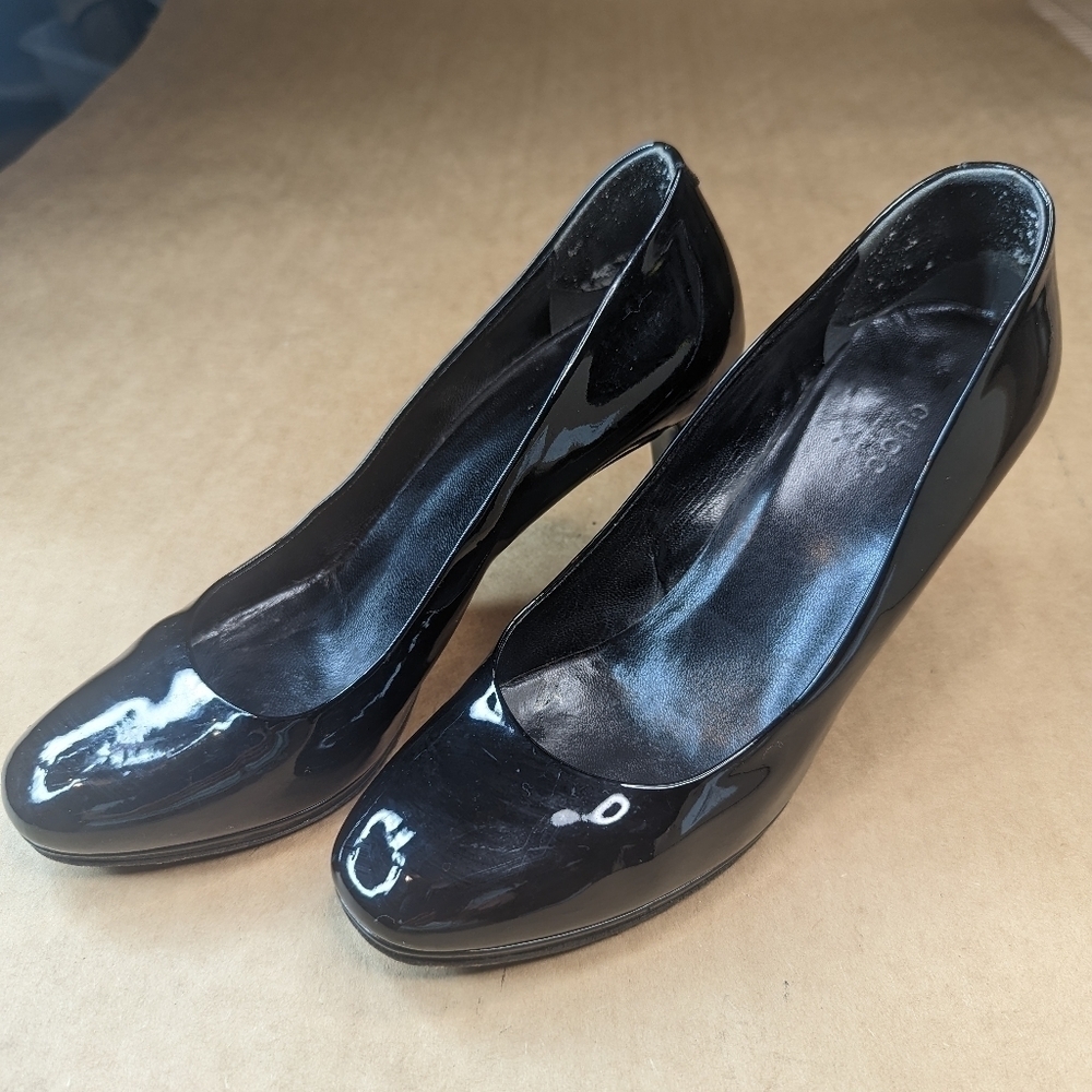 Gucci women's sz 7.5M black patent leather 3" heels closed toe pumps. Gucci gold